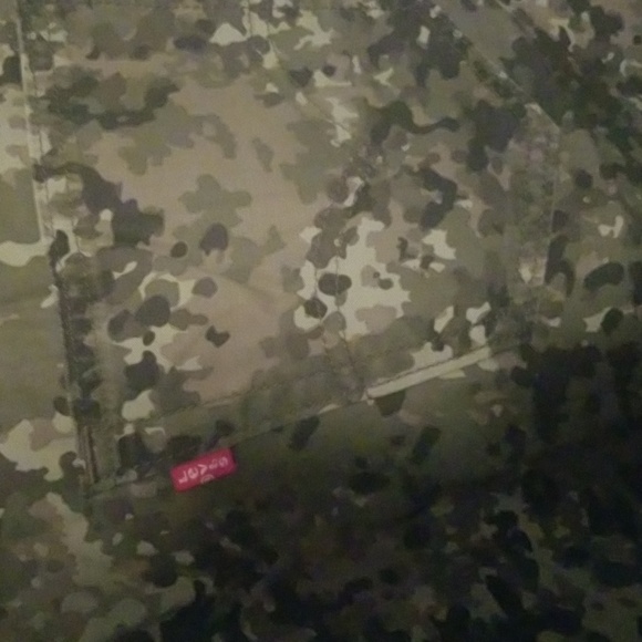 Men's Levi Baggy shorts,; Camouflage Green; Size W34 L12 - Picture 6 of 9